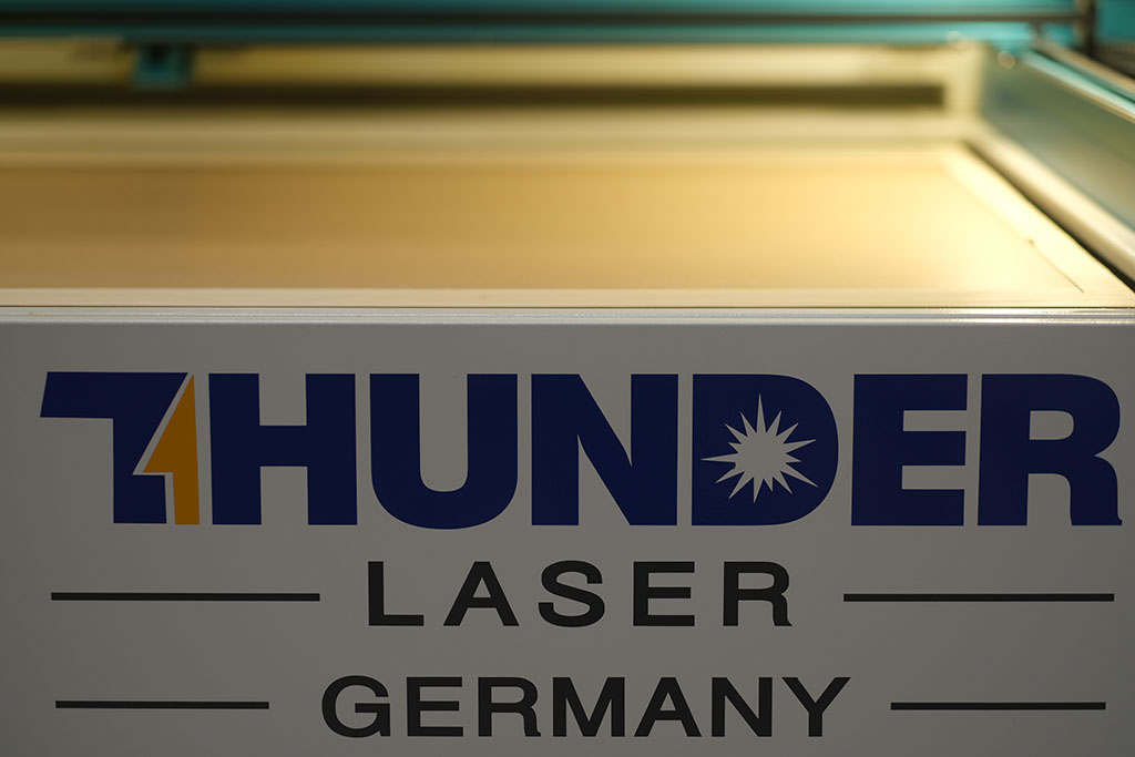 CO2 lasermaskin Thunder Laser Nova 63. Skär och graverar.